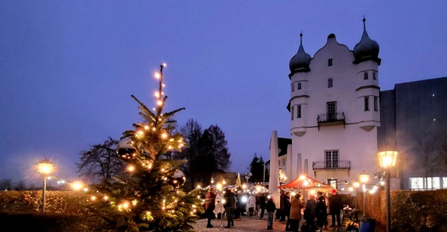 Stimmungsvoller Weihnachtsmarkt rund um Schloss Hofen in Lochau