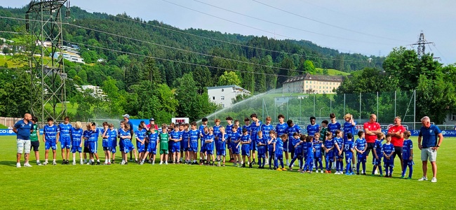 SV typico Lochau präsentiert sich im neuen blau-weißen Vereinsdress