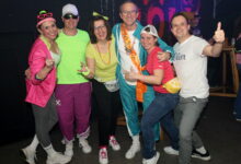 Neon, Beats und Nostalgie: 90er-Party der Schalmeien bringt die „Höll“ zum Leuchten