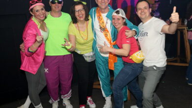 Neon, Beats und Nostalgie: 90er-Party der Schalmeien bringt die „Höll“ zum Leuchten