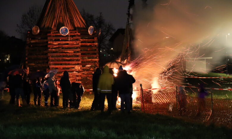 Hörbranzer Funkenbauer trotzten Regen und Matsch