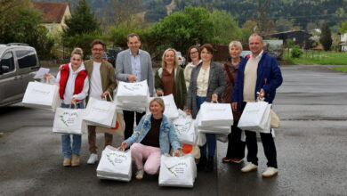 Bürgermeister Andreas Kresser aus Hörbranz, Bürgermeister Lukas Greussing aus Möggers und Bürgermeister Nico Flachsenberger aus Eichenberg unterstützten die ehrenamtlichen Frühaufsteher und Brötchenverteiler im Leiblachtal