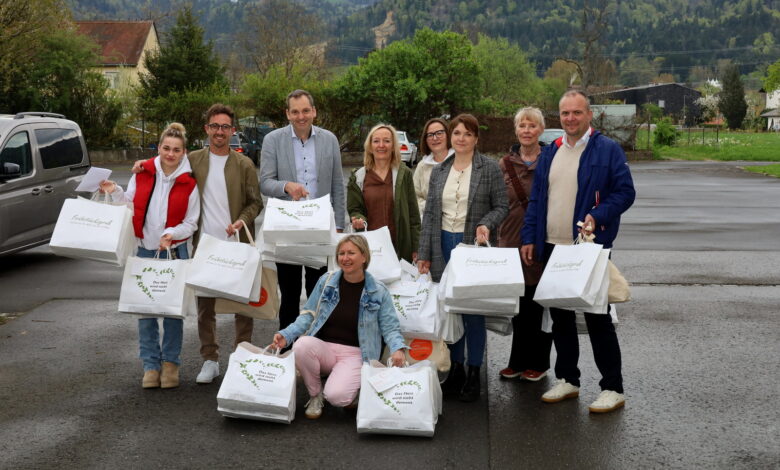 Bürgermeister Andreas Kresser aus Hörbranz, Bürgermeister Lukas Greussing aus Möggers und Bürgermeister Nico Flachsenberger aus Eichenberg unterstützten die ehrenamtlichen Frühaufsteher und Brötchenverteiler im Leiblachtal