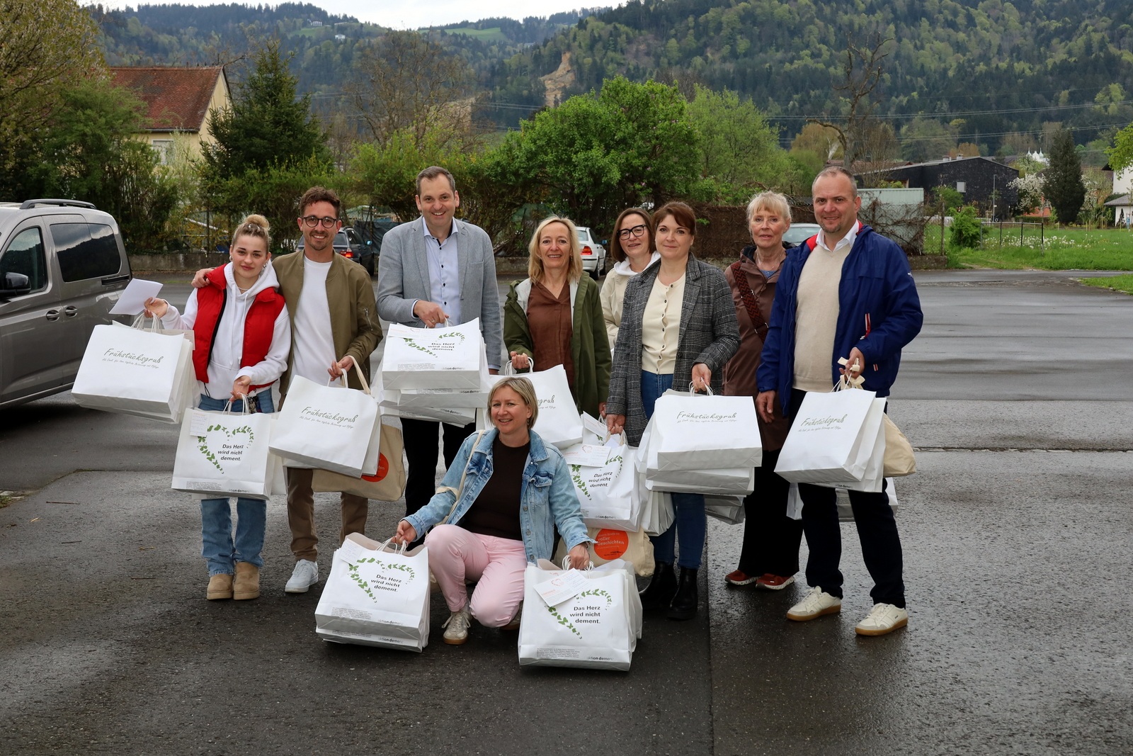 Bürgermeister Andreas Kresser aus Hörbranz, Bürgermeister Lukas Greussing aus Möggers und Bürgermeister Nico Flachsenberger aus Eichenberg unterstützten die ehrenamtlichen Frühaufsteher und Brötchenverteiler im Leiblachtal