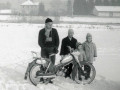 Seegfroerne-1963-Siegfried-Baldauf-mit-den-Schallert-Kindern-Foto-Schallert-BERICHT-Februar-2023